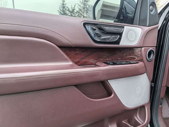 Фото 10 - Lincoln Navigator