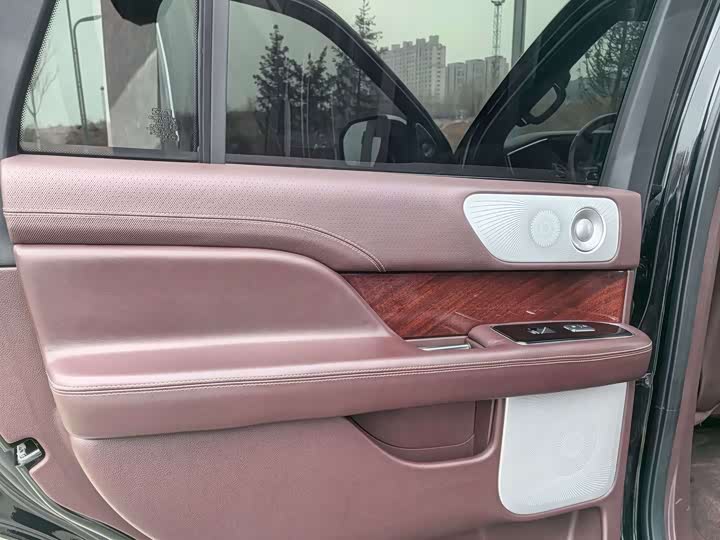 Фото 16 - Lincoln Navigator