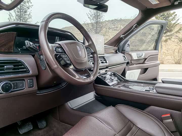 Фото 8 - Lincoln Navigator