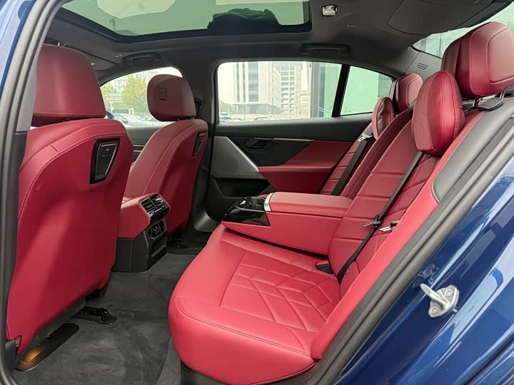 Фото 11 - BMW i5