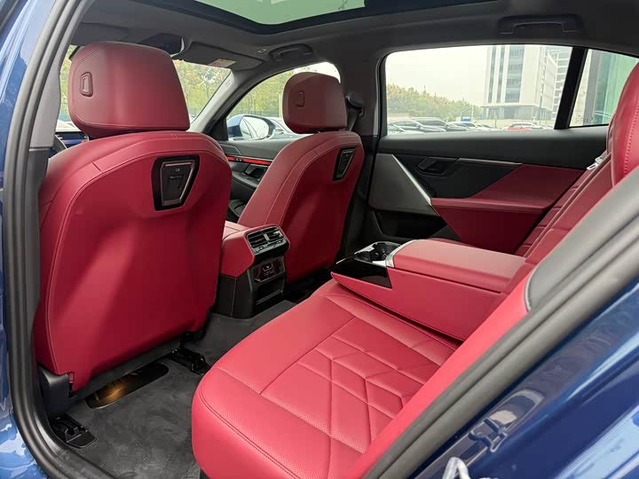 Фото 12 - BMW i5