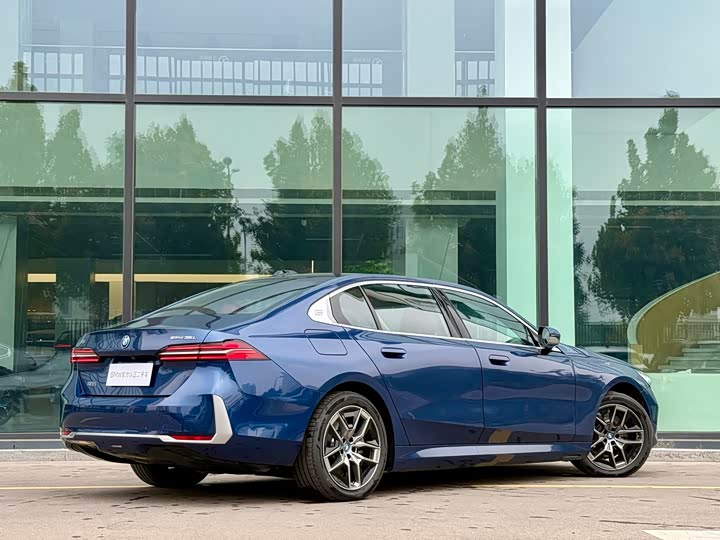 Фото 23 - BMW i5