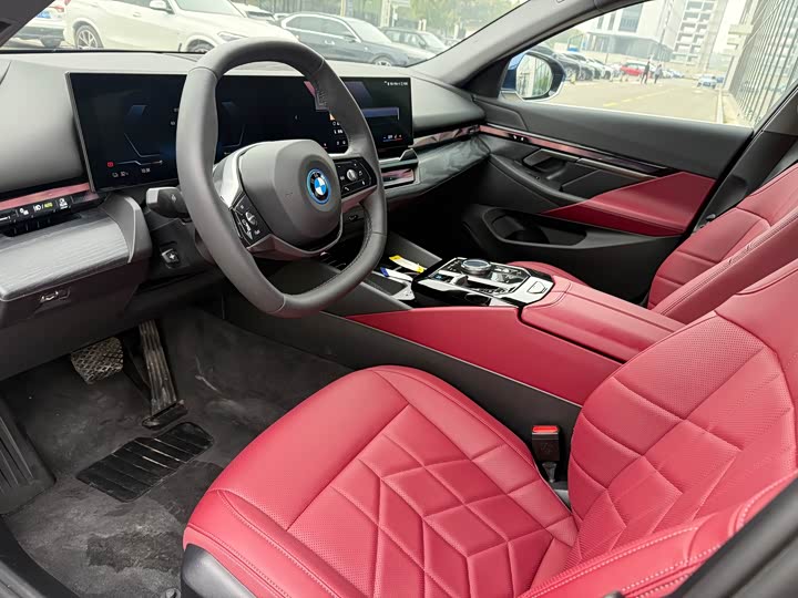 Фото 4 - BMW i5