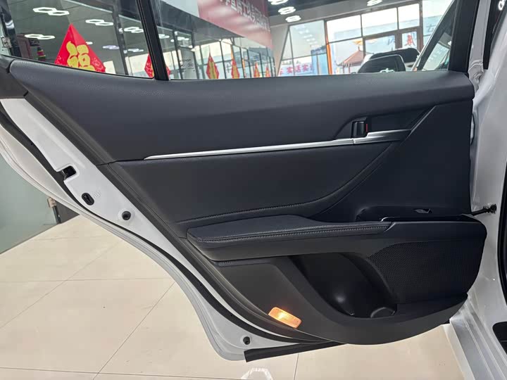 Фото 17 - Toyota Camry