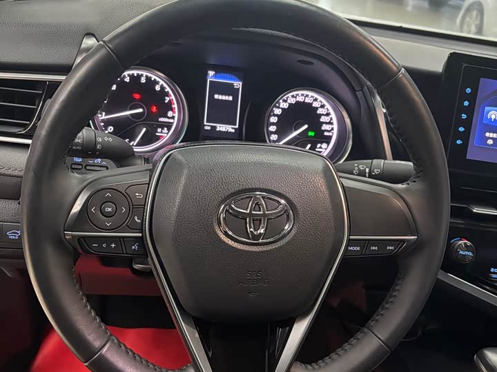 Фото 33 - Toyota Camry