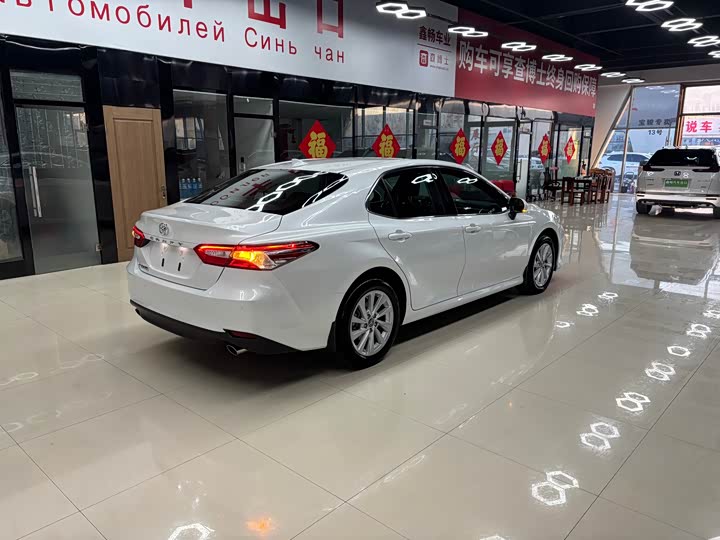 Фото 5 - Toyota Camry