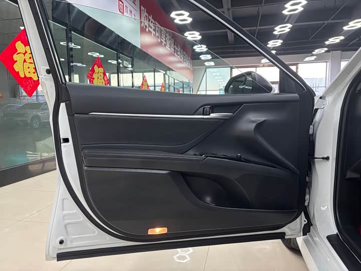 Фото 8 - Toyota Camry