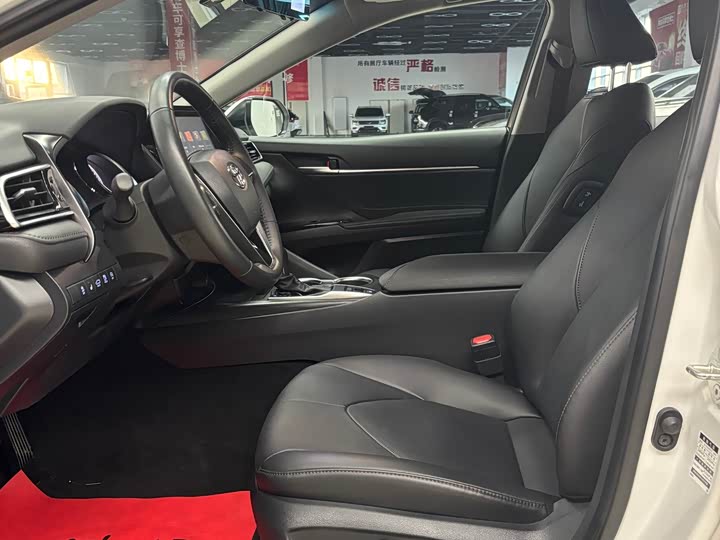 Фото 9 - Toyota Camry