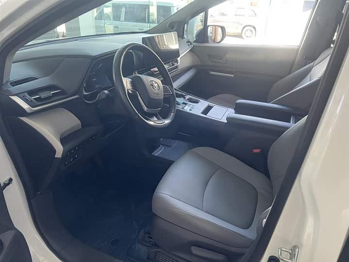 Фото 10 - Toyota Granvia