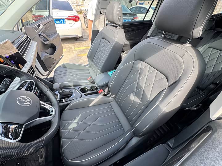 Фото 11 - Volkswagen Tiguan L Pro