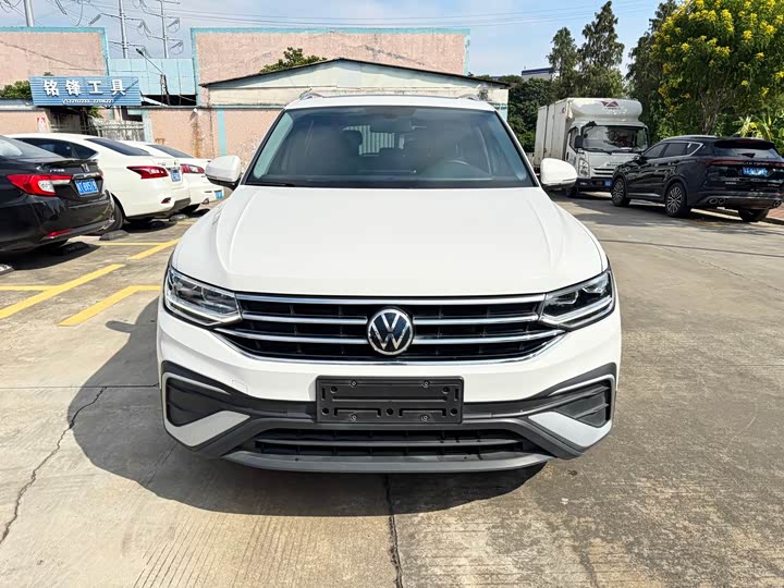 Фото 2 - Volkswagen Tiguan L Pro