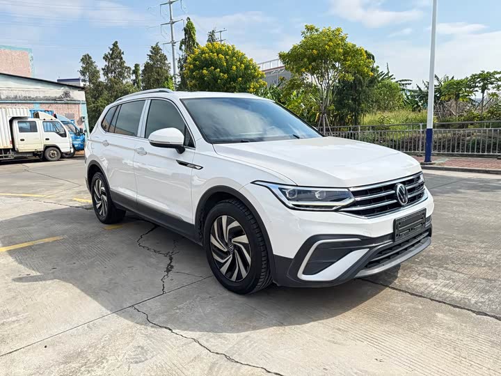 Фото 3 - Volkswagen Tiguan L Pro