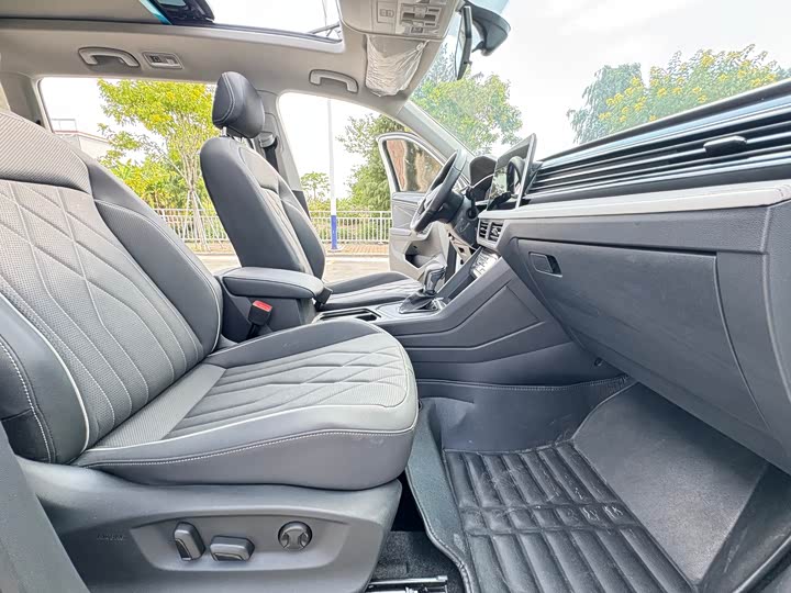 Фото 7 - Volkswagen Tiguan L Pro