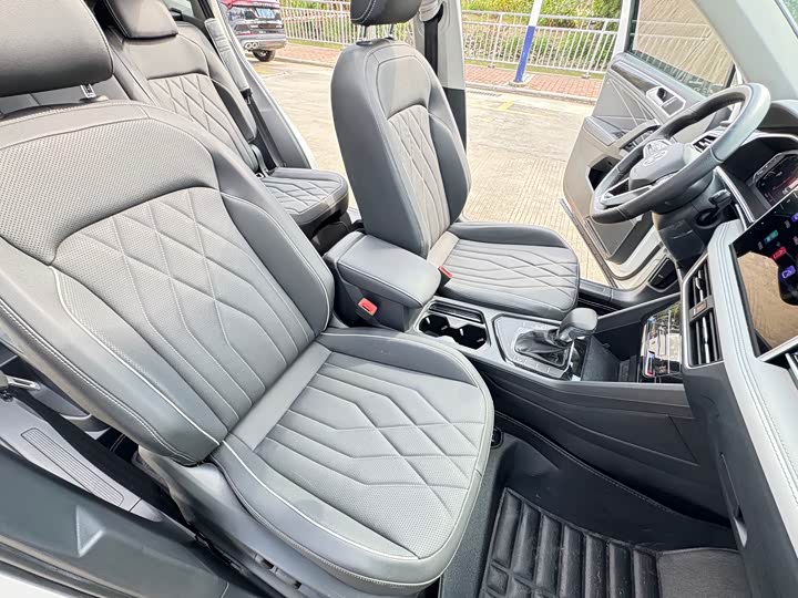 Фото 8 - Volkswagen Tiguan L Pro