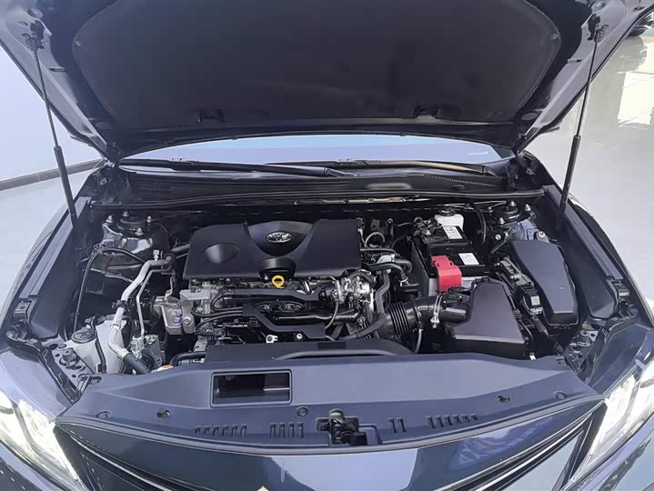 Фото 10 - Toyota Camry