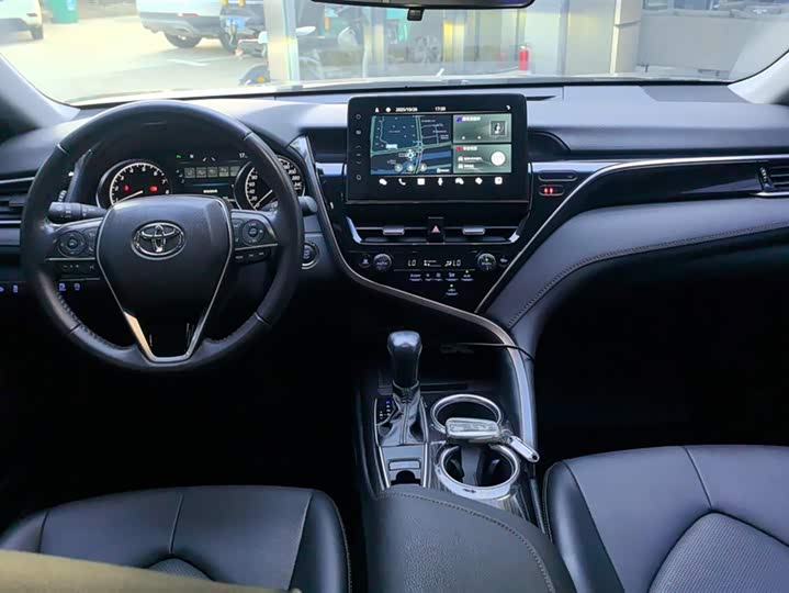 Фото 12 - Toyota Camry