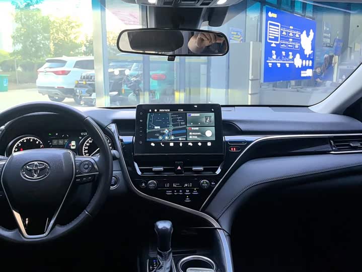 Фото 13 - Toyota Camry