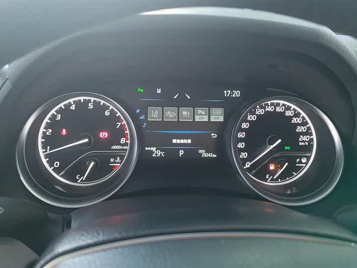 Фото 14 - Toyota Camry