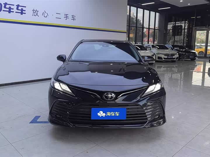 Фото 2 - Toyota Camry