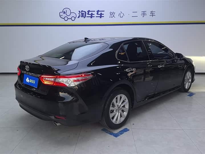 Фото 3 - Toyota Camry