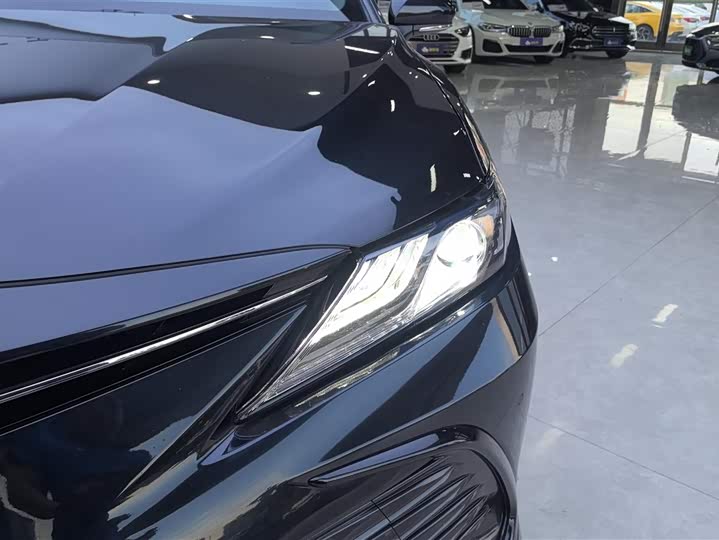 Фото 5 - Toyota Camry