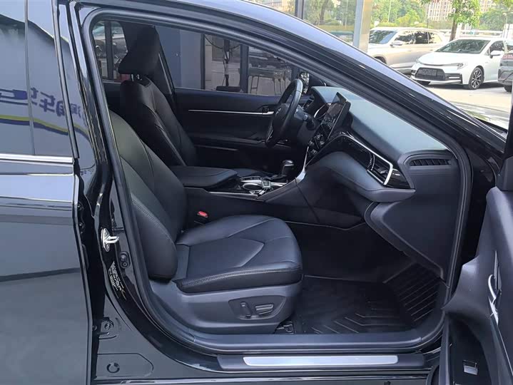 Фото 8 - Toyota Camry