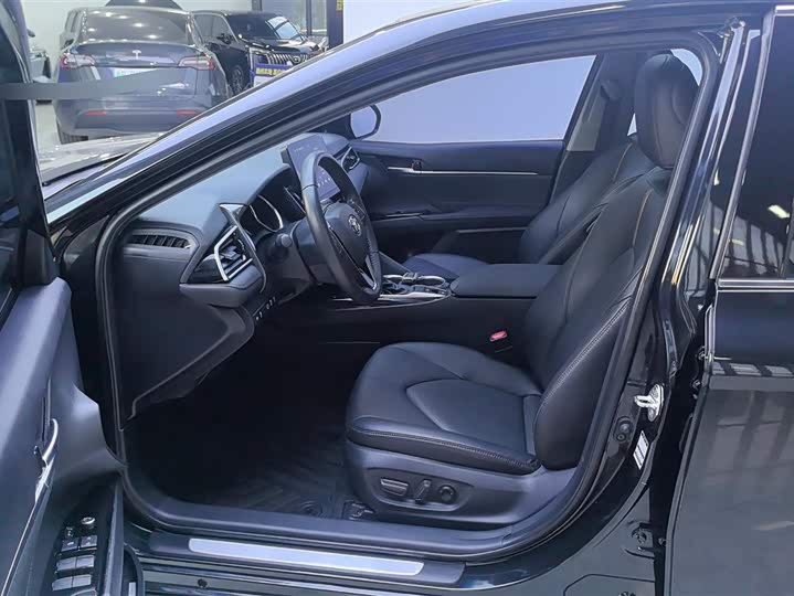 Фото 9 - Toyota Camry