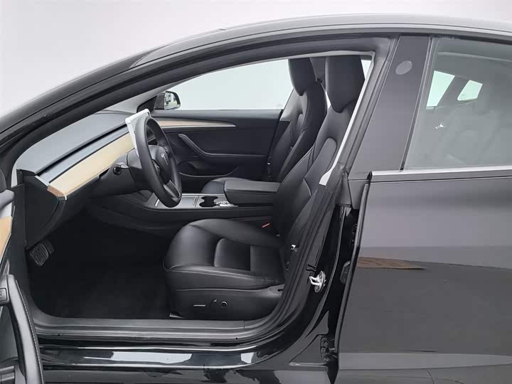 Фото 10 - Tesla Model 3