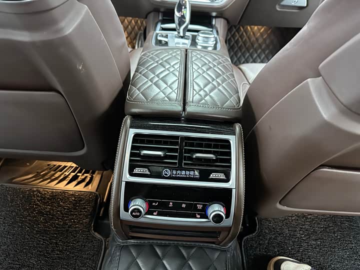 Фото 10 - BMW 7 Series