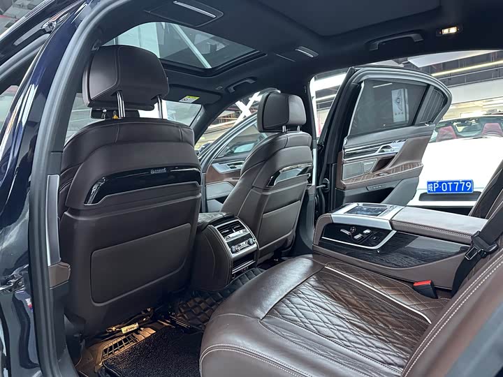 Фото 11 - BMW 7 Series