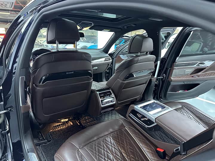 Фото 12 - BMW 7 Series