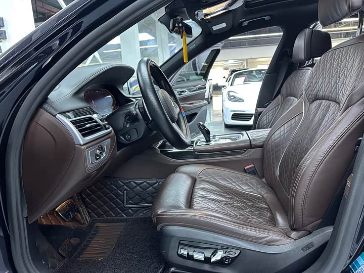 Фото 13 - BMW 7 Series