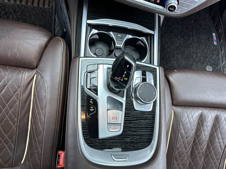 Фото 16 - BMW 7 Series