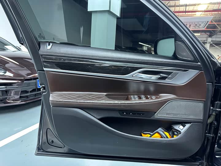 Фото 17 - BMW 7 Series