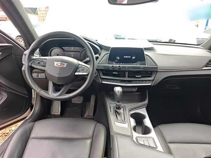 Фото 10 - Cadillac CT4