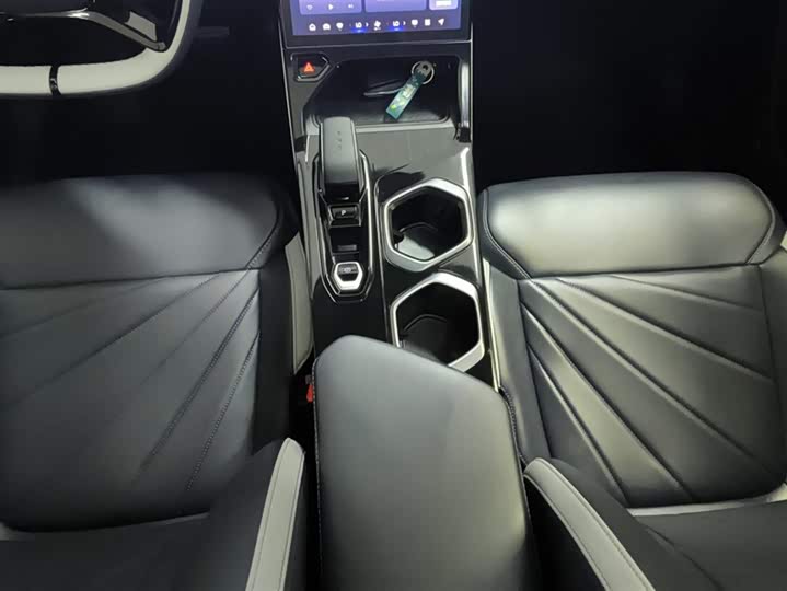 Фото 16 - Geely Atlas L