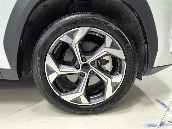 Фото 6 - Geely Atlas L