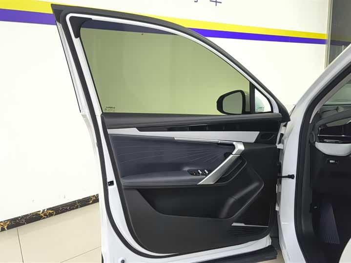 Фото 7 - Geely Atlas L