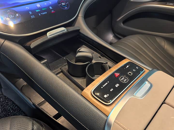 Фото 15 - Mercedes-Benz EQS