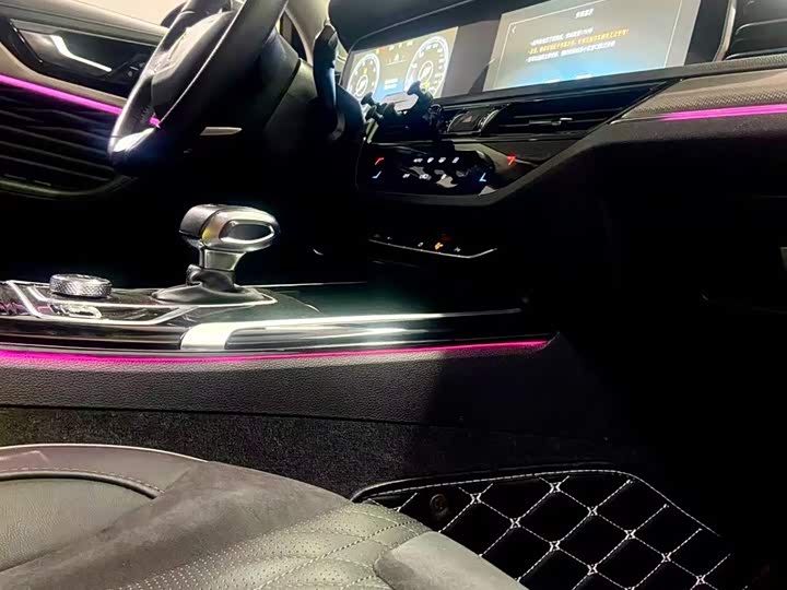 Фото 14 - Hongqi HS5