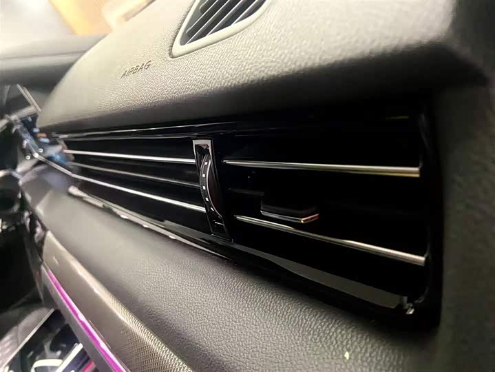 Фото 16 - Hongqi HS5