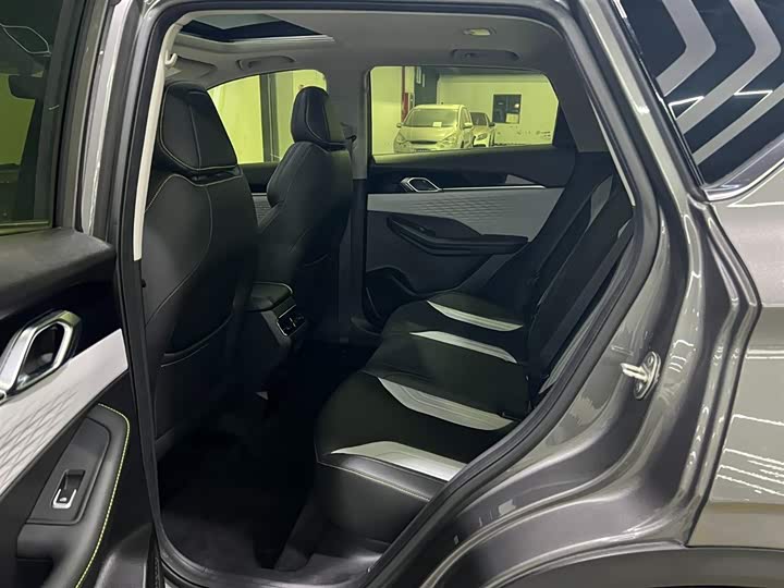 Фото 10 - Geely Coolray