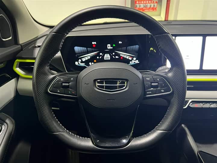 Фото 15 - Geely Coolray