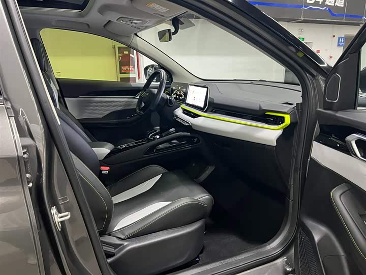 Фото 17 - Geely Coolray