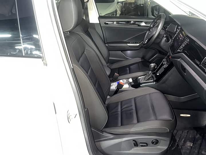 Фото 12 - Volkswagen T-Roc