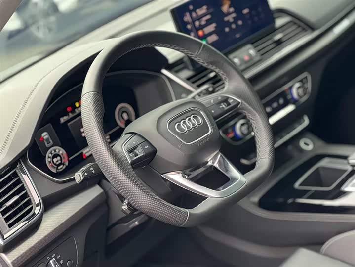 Фото 14 - Audi Q5L