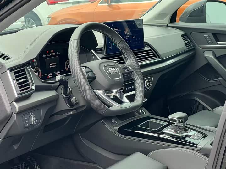 Фото 18 - Audi Q5L