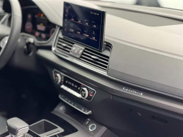 Фото 21 - Audi Q5L