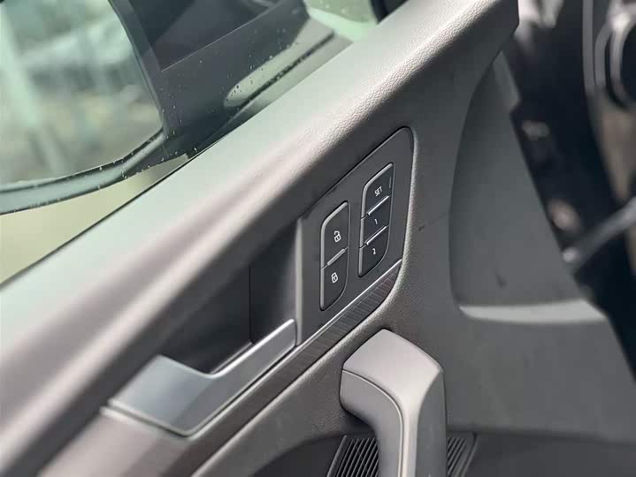 Фото 24 - Audi Q5L