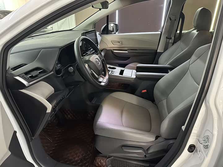 Фото 4 - Toyota Granvia